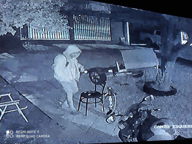 Câmera mostra furto de narguilé no Bairro Pioneiros Catarinenses