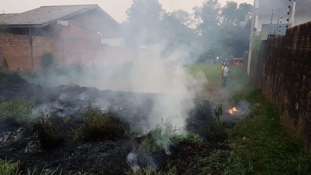 Bombeiros são mobilizados para combate de incêndio no Bairro Tropical