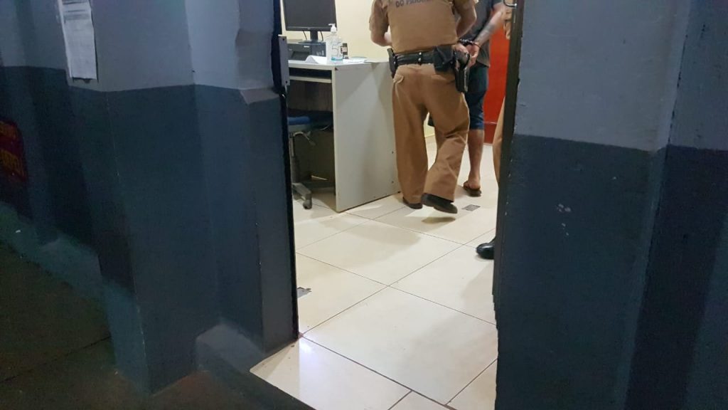 Homem ameça a esposa, troca agressões com o enteado e acaba preso no Periolo