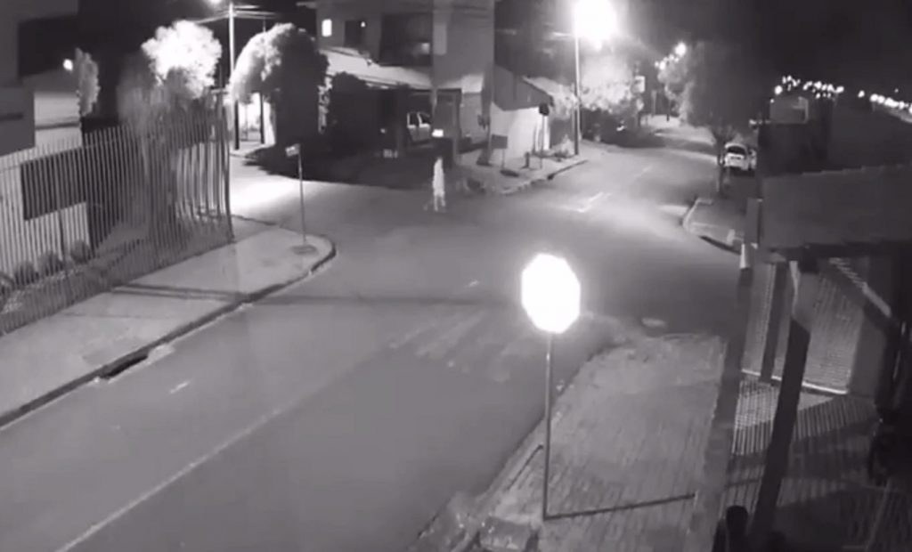 Mulher que estaria envolvida em possível golpe é flagrada por câmera de segurança na Região Oeste
