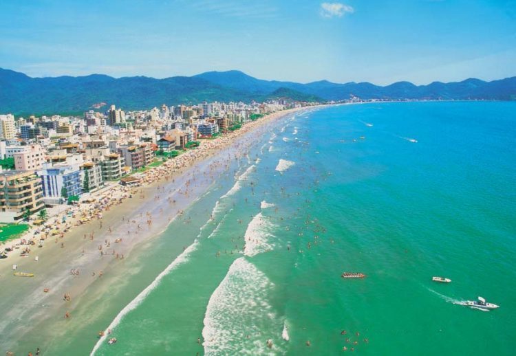 Homem que pagou conta de grupo de turistas em Itapema com envelopes vazios é condenado; entenda