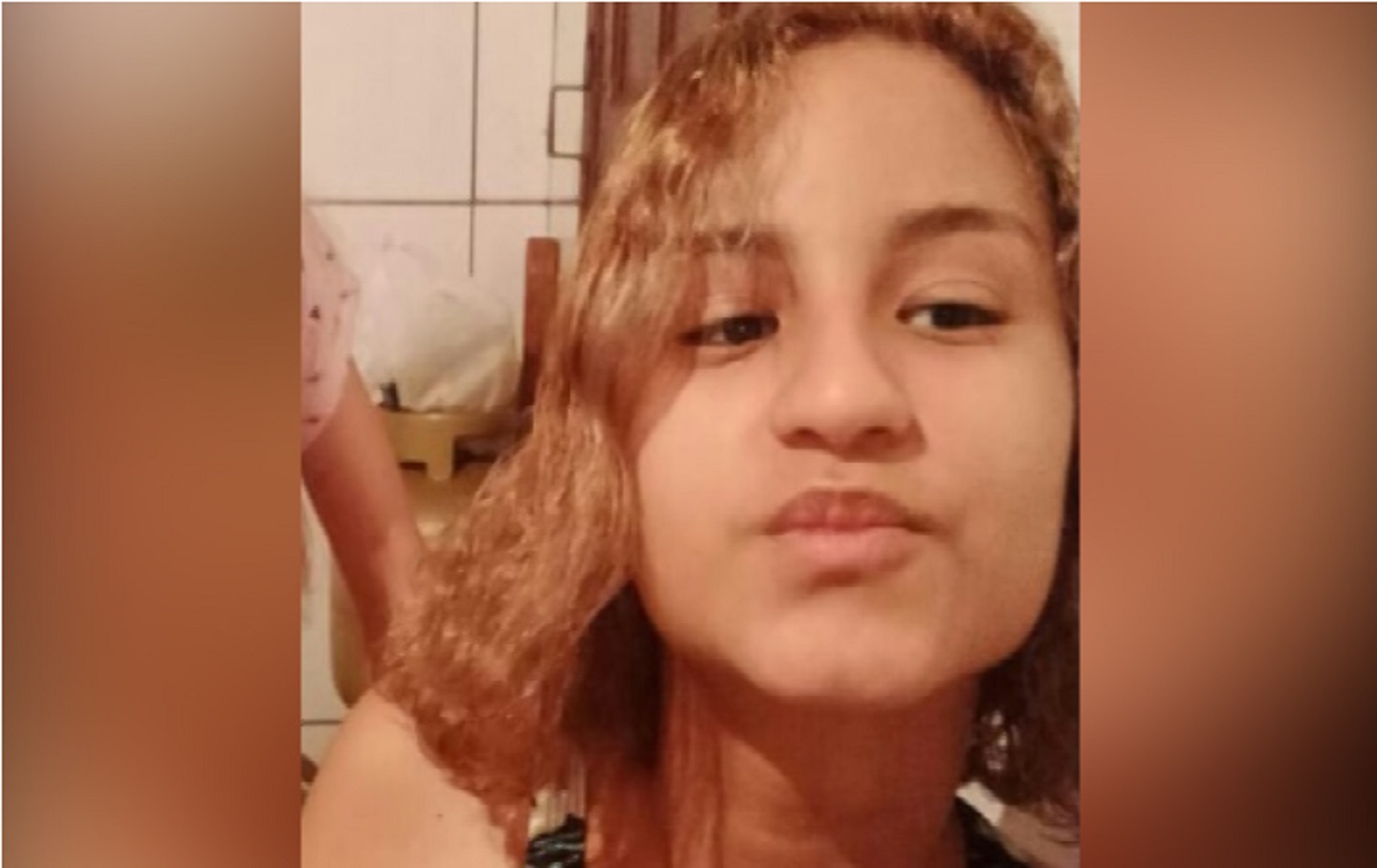 Mãe pede ajuda para encontrar adolescente de 15 anos que fugiu em Foz do Iguaçu Imagem referente a Mãe pede ajuda para encontrar adolescente de 15 anos que fugiu em Foz do Iguaçu