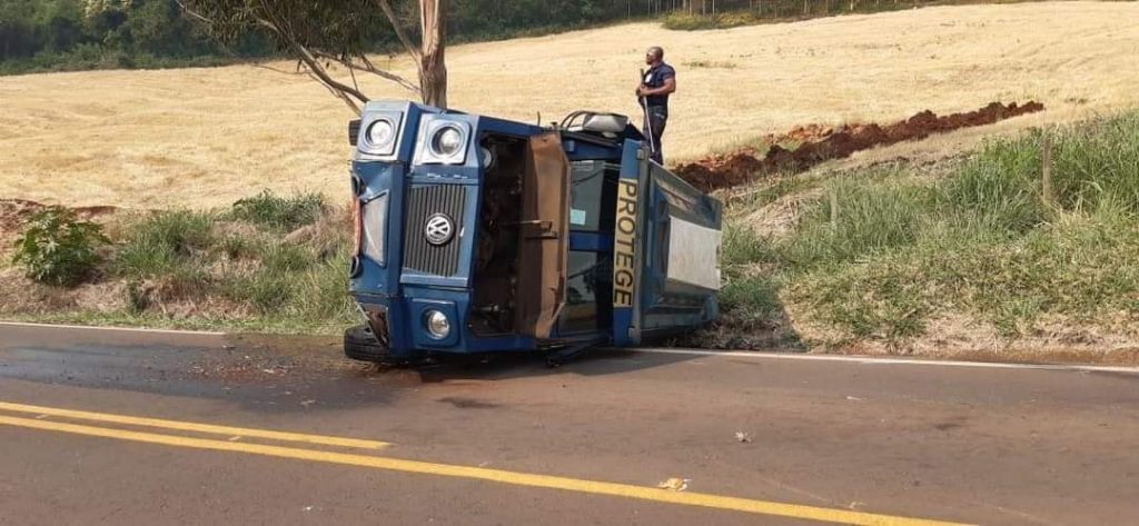 Carro forte tomba na PR-466, na região do Vale do Ivaí, em Kaloré