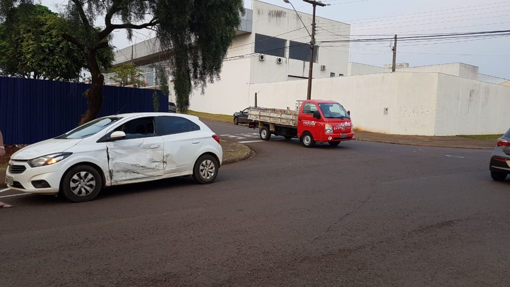 Carros sofrem danos em acidente no Bairro Pacaembu