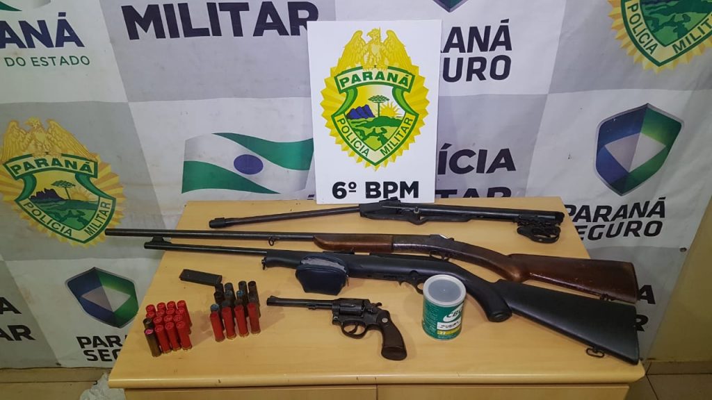 Homem é detido pela PM com revólver e também espingardas