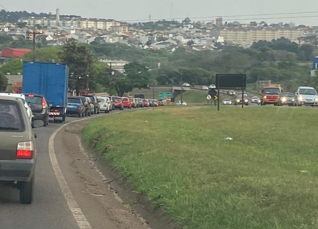 Congestionamento é registrado na marginal da BR-277, perto do viaduto do Bairro XIV de Novembro