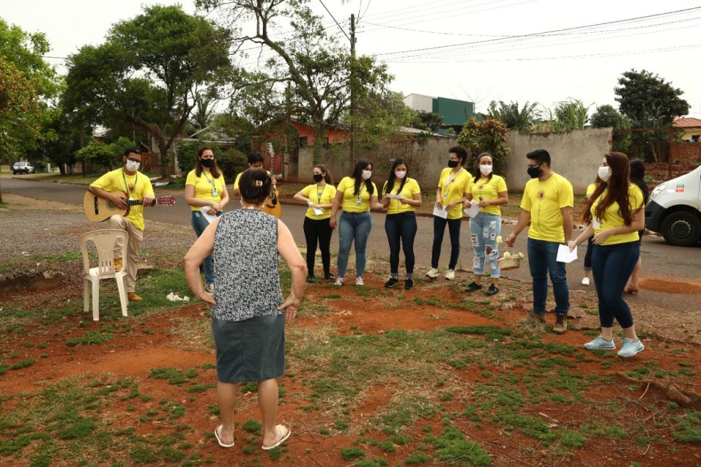 Abraço Cantado: Idosos recebem serenata em casa e ficam emocionados