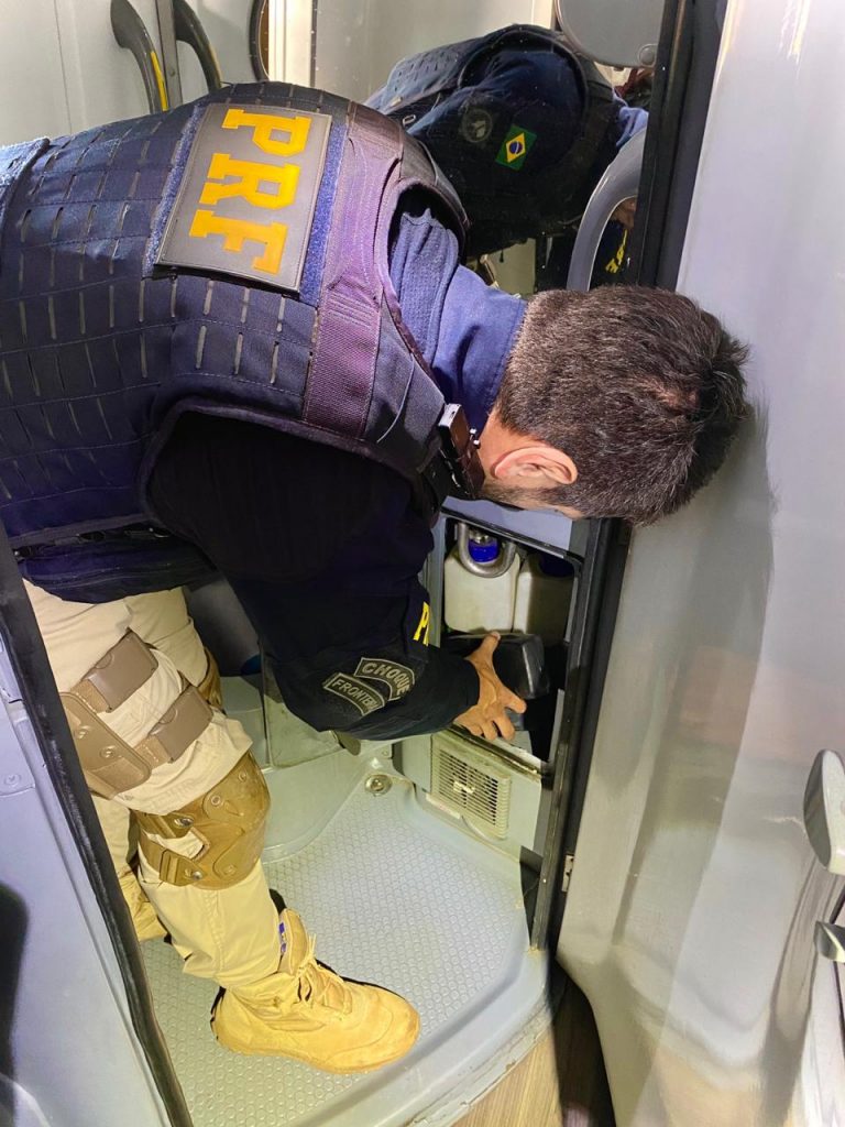PRF apreende maconha escondida em lixeira de ônibus na BR-277
