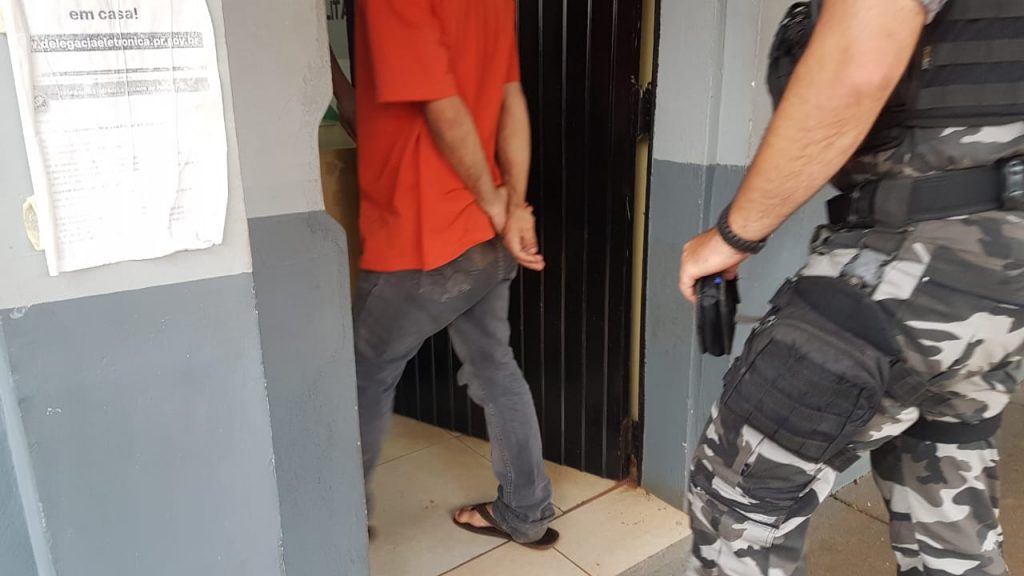 Choque flagra indivíduo com porções de maconha e cocaína no Centro