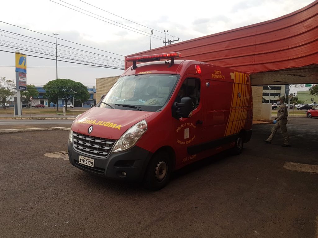 Jovem é atendida pelos Bombeiros ao sofrer queda no Guarujá