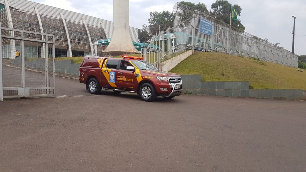 Bombeiros prestam atendimentos a pessoa que se feriu com máquina em empresa