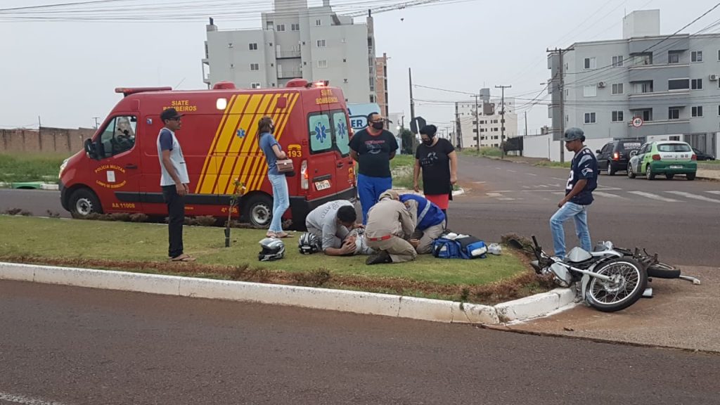 Mulher é socorrida em colisão na Avenida Brasil