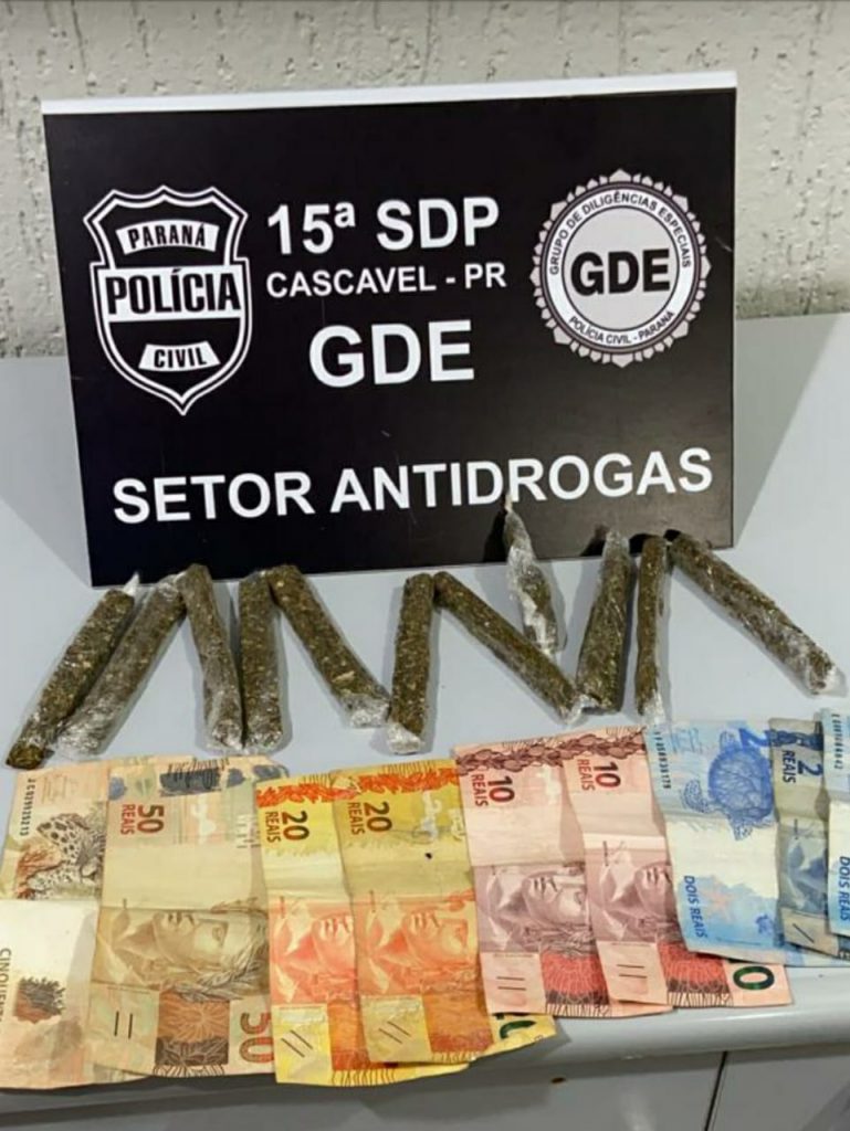 Jovens são flagrados com maconha e dinheiro no Periolo