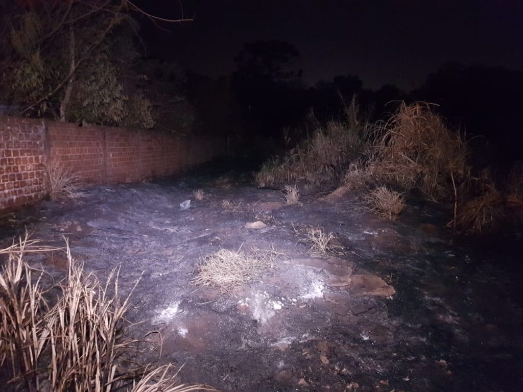 Área de vegetação pega fogo na Rua Veneza