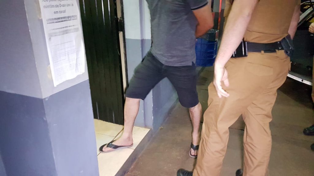 Homem é preso acusado de agredir a ex-namorada e causar danos na casa e carro dela