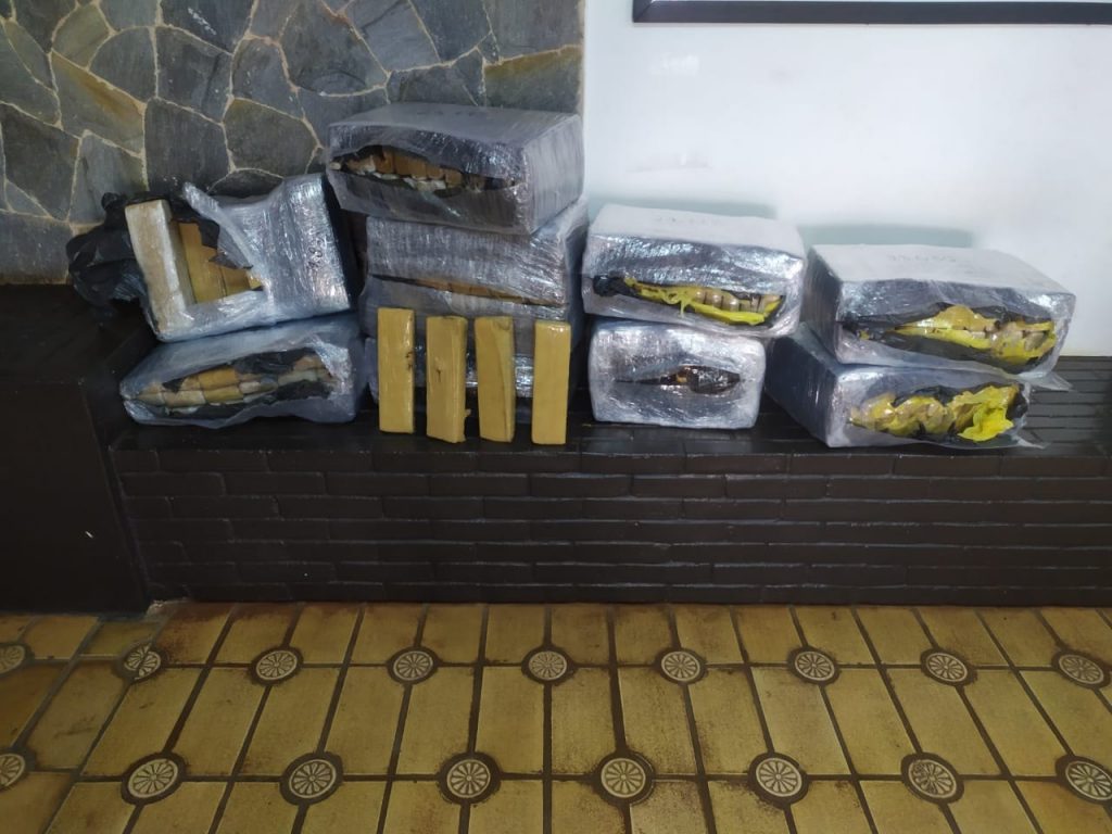 Arapongas: PRF apreende 216 kg de maconha e recupera carro roubado