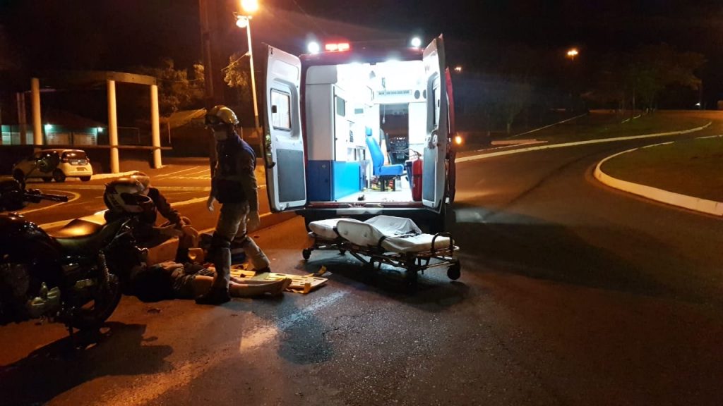 Mancha de óleo causa queda de motocicleta e deixa duas mulheres feridas na Av. Rocha Pombo
