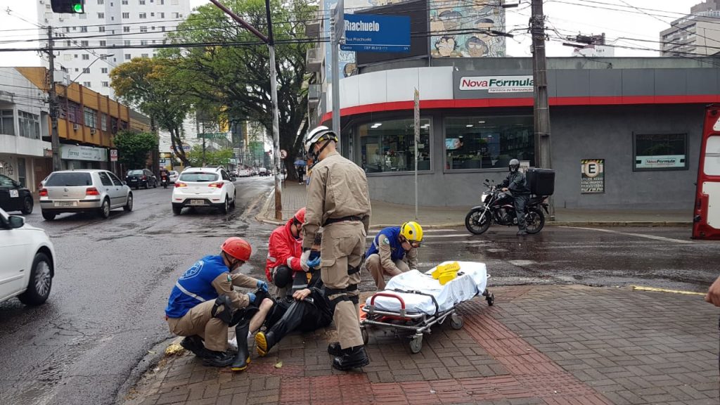 Motociclista sofre queda na Rua Paraná e Siate é mobilizado