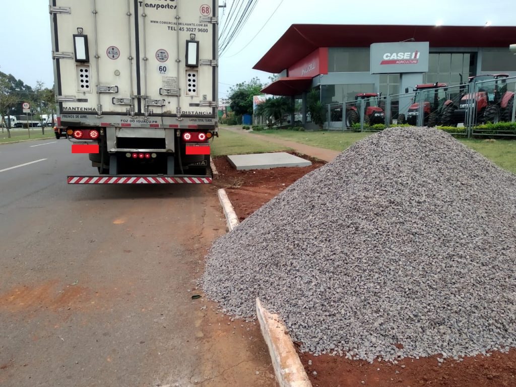 Motoristas estacionam em frente a ponto de ônibus e passageiros relatam problemas na Av. Brasil
