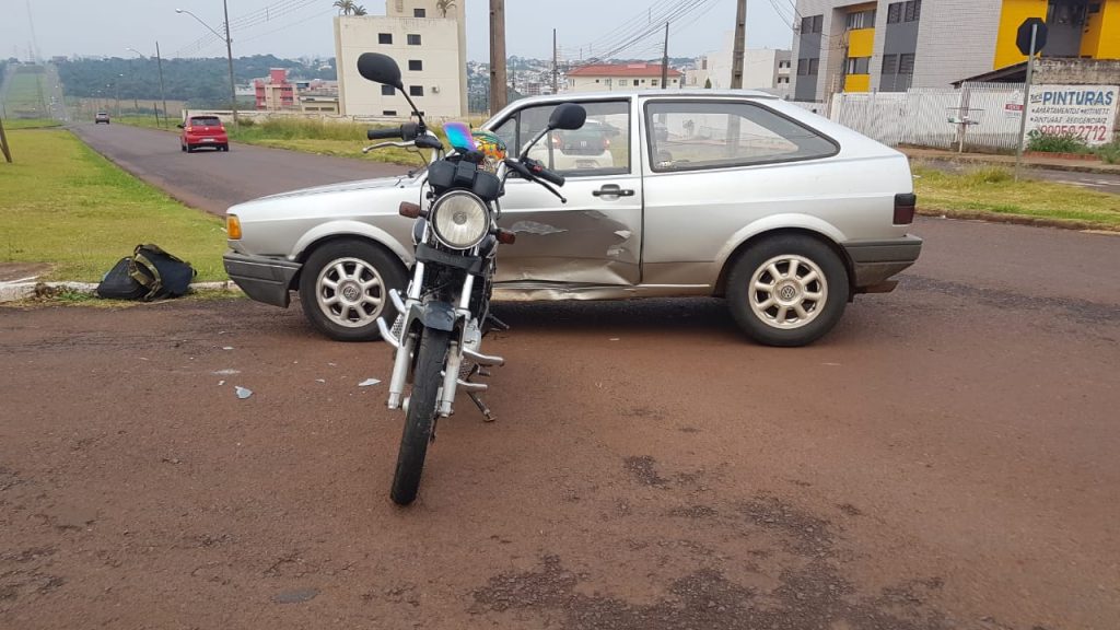 Colisão de trânsito deixa motociclista ferido na Avenida das Torres, na Região da Fag