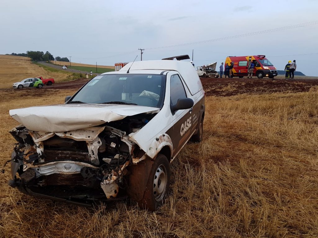 Idosos ficam feridos em colisão frontal entre carros na PR-180
