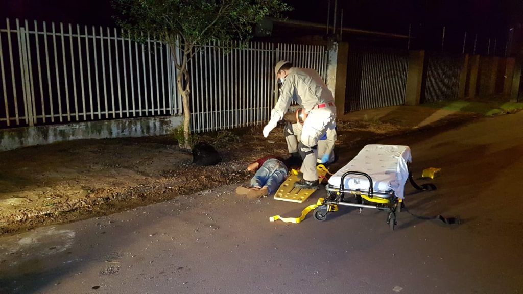 Homem caído em via do Santa Felicidade é socorrido pelos Bombeiros