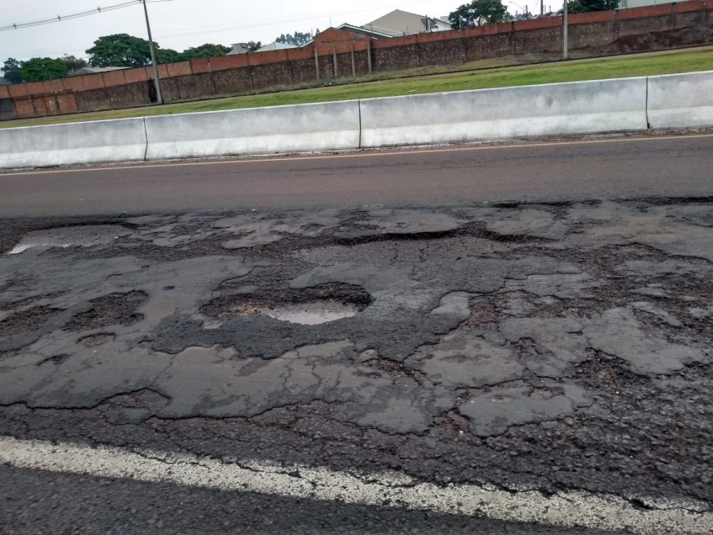 Deformações na pista da PRc-467, perímetro urbano de Cascavel, geram reclamações