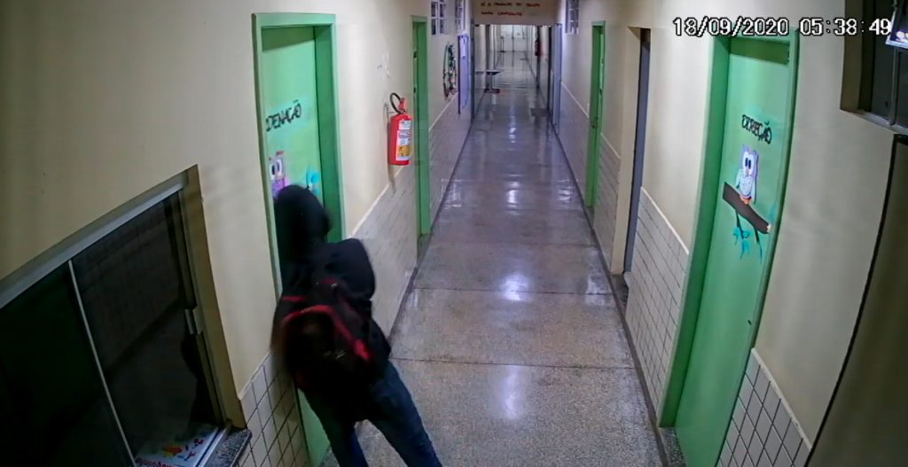 Câmera mostra ladrão arrombando porta para furtar em escola municipal no Bairro Brasília