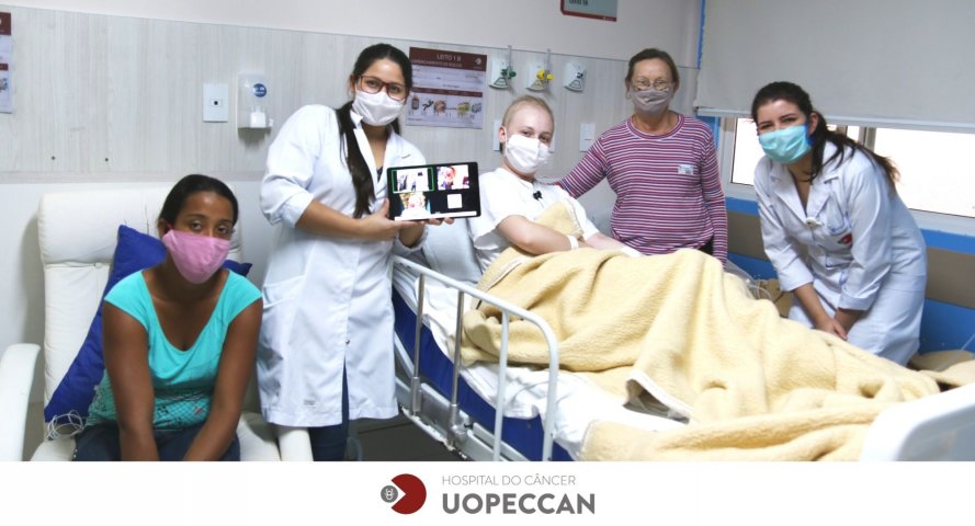 Pacientes da Uopeccan recebem visita por videochamadas de grupo de palhaçaria profissional