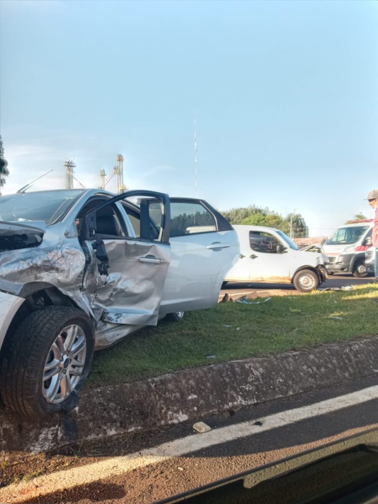Carros se envolvem em colisão na BR-277, em Santa Tereza do Oeste