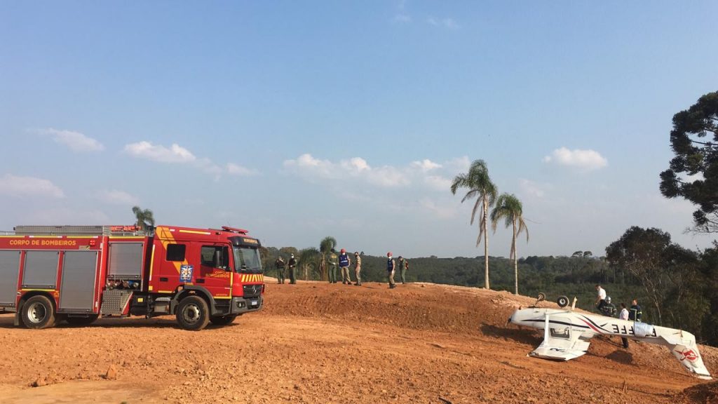 Avião de instrução com duas pessoas a bordo faz pouso forçado em Colombo, na Região de Curitiba