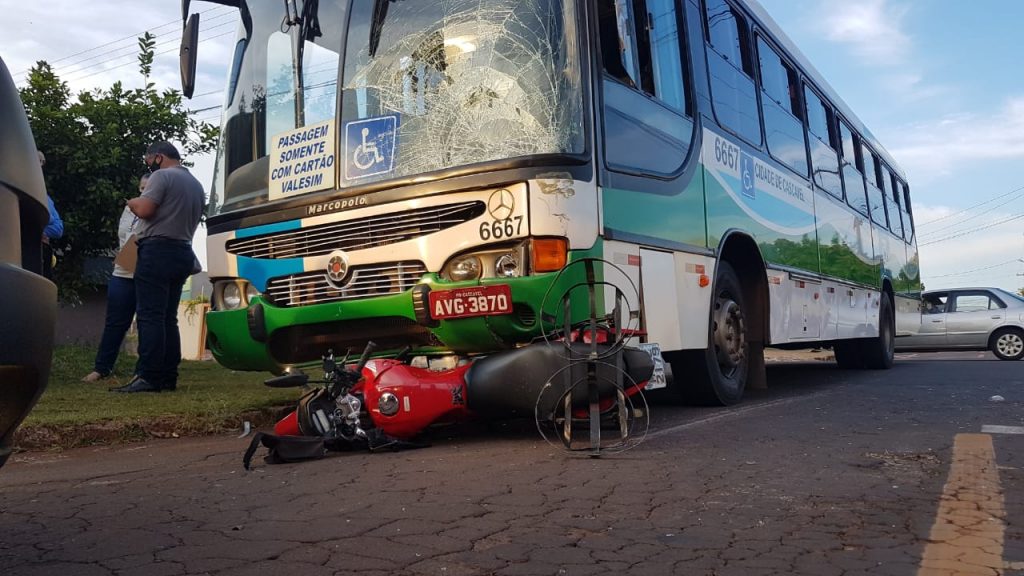 Motociclista colide com ônibus no Bairro Cascavel Velho