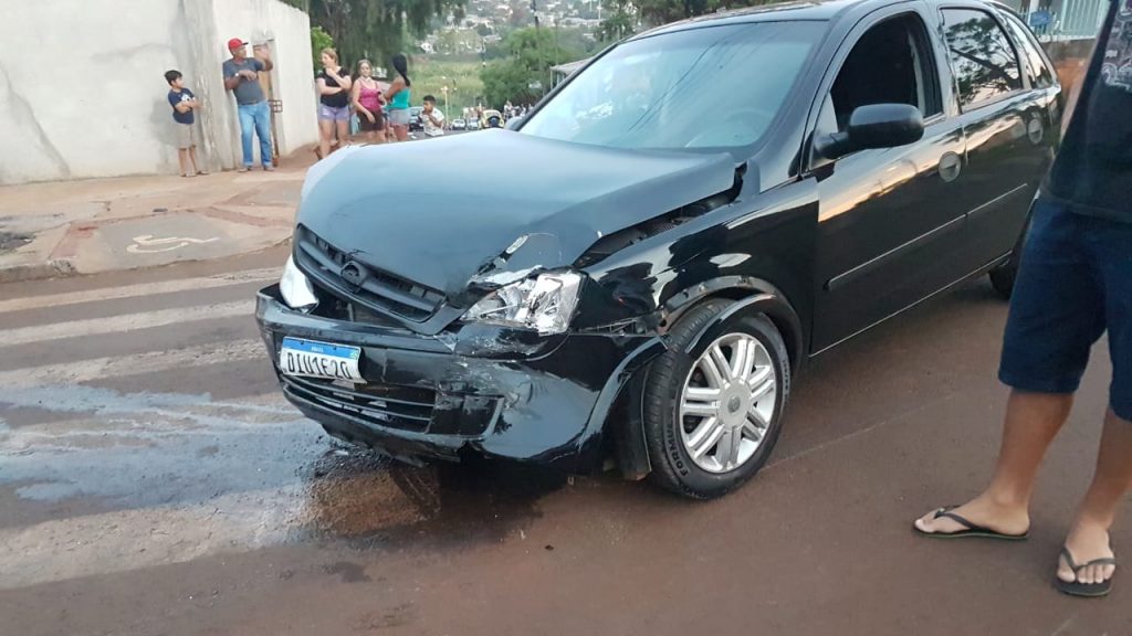 Carros se envolvem em colisão no Interlagos