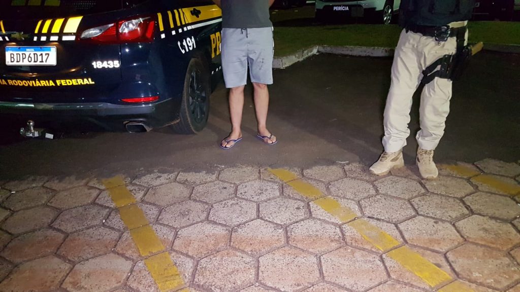 Motorista se envolve em acidente e acaba preso na BR-277