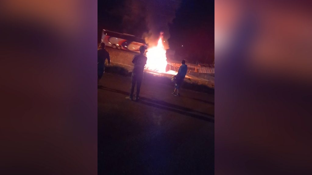 Internautas registram caminhonete em chamas, após colisão na BR-277
