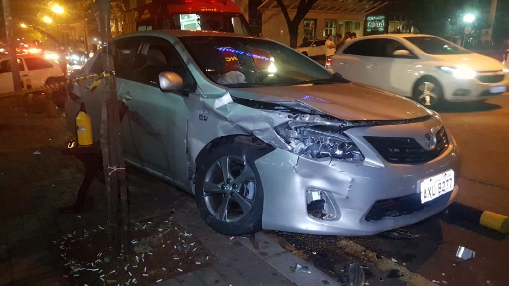 Grave acidente envolve dois carros na Rua Paraná, no Centro