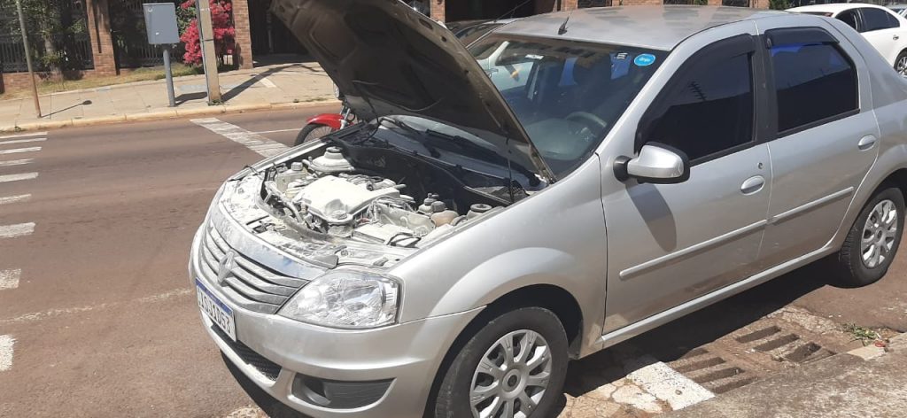 Renault Logan pega fogo na Rua Rio Grande do Sul, no Centro