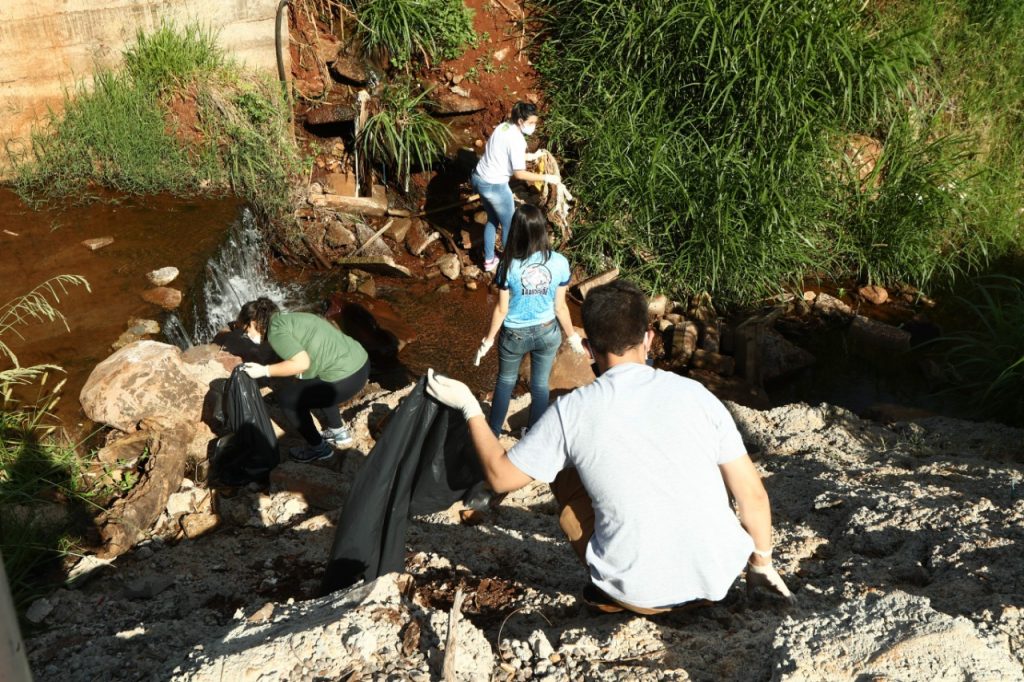 Voluntários promovem limpeza do córrego Bezerra e plantio de árvores