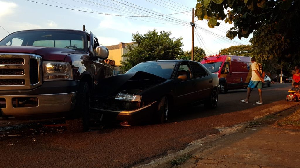 Criança é socorrida após colisão entre carros no Periolo