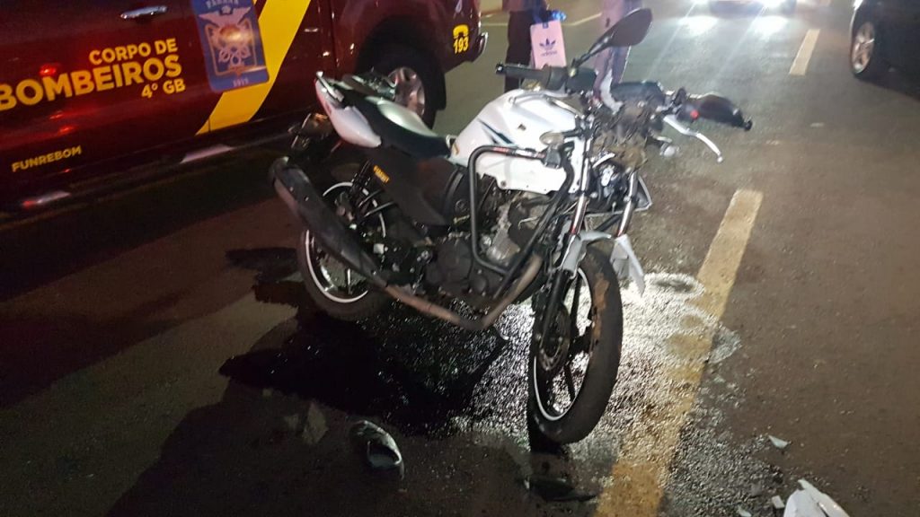 Motociclista de 32 anos fica ferido em colisão no Santa Cruz