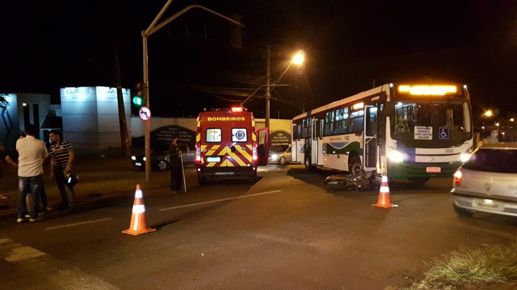 Ônibus e moto batem na Avenida Rocha Pombo