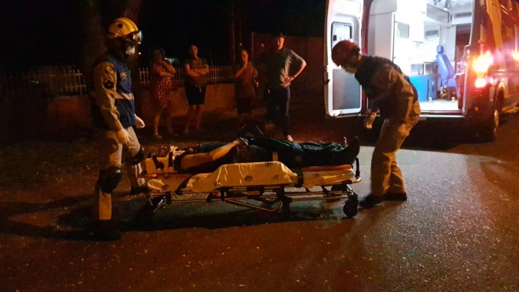 Homem tem suspeita de fratura em tornozelo ao sofrer queda de moto no Cancelli