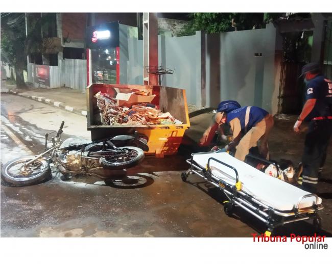 Motociclista fica em estado grave ao colidir contra caçamba de entulhos em Foz do Iguaçu Imagem referente a Motociclista fica em estado grave ao colidir contra caçamba de entulhos em Foz do Iguaçu
