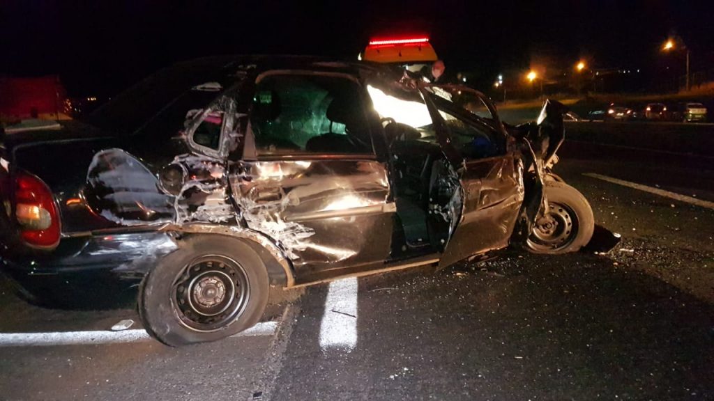 Forte colisão envolve carro e dois caminhões na BR-277, em Cascavel