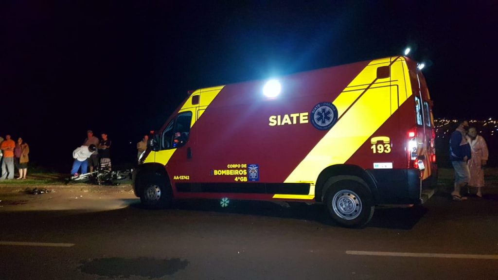 Grave acidente entre motos deixa três pessoas feridas na Avenida das Pombas, no Clarito