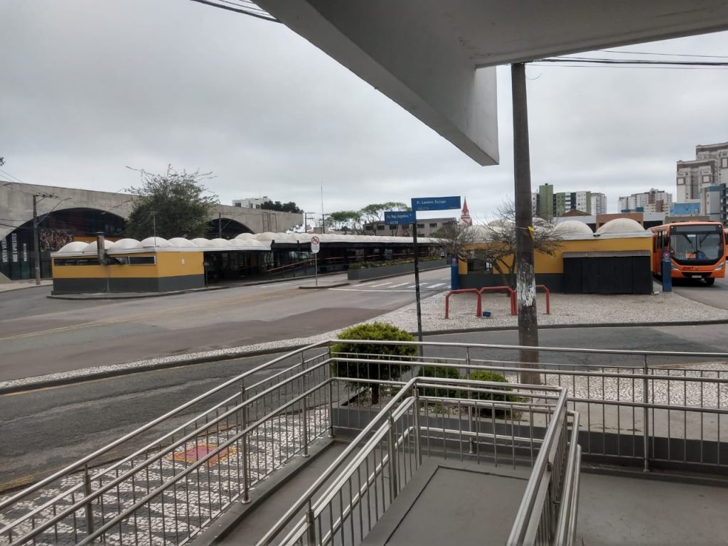 Jovem de 20 anos é detido após mostrar órgãos genitais para passageiros no Terminal do Portão, em Curitiba