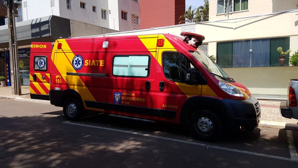 Mulher é socorrida pelo Siate após sofrer queda em imóvel no Centro