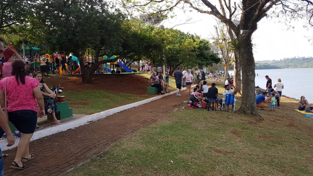Cascavelenses aproveitam tarde de domingo no Lago Municipal