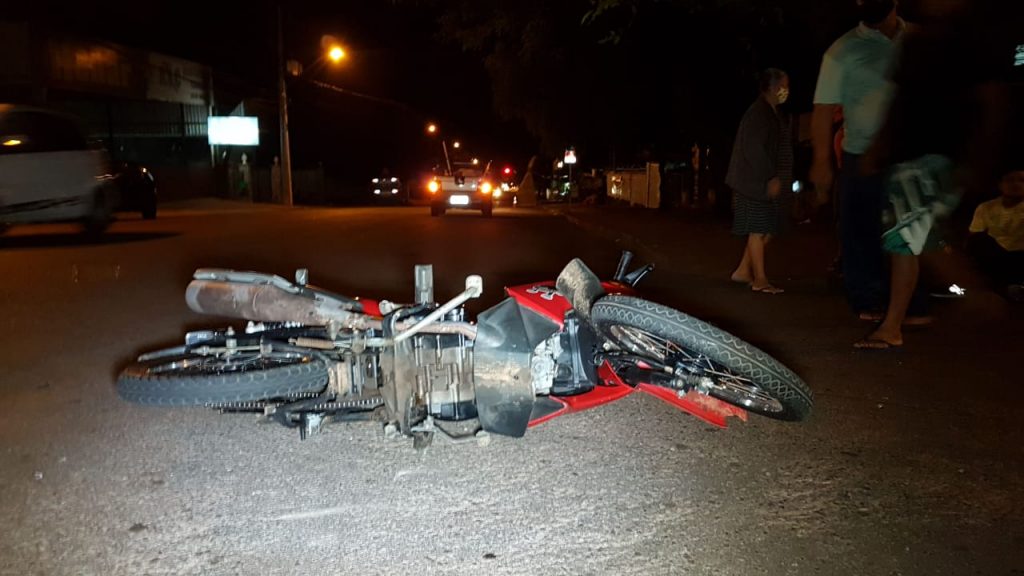 Carro e moto colidem na Rua Domiciliano Theobaldo Bresolin