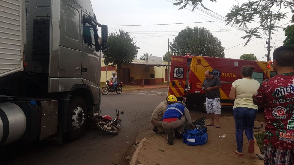 Carreta e moto batem no Bairro Cascavel Velho